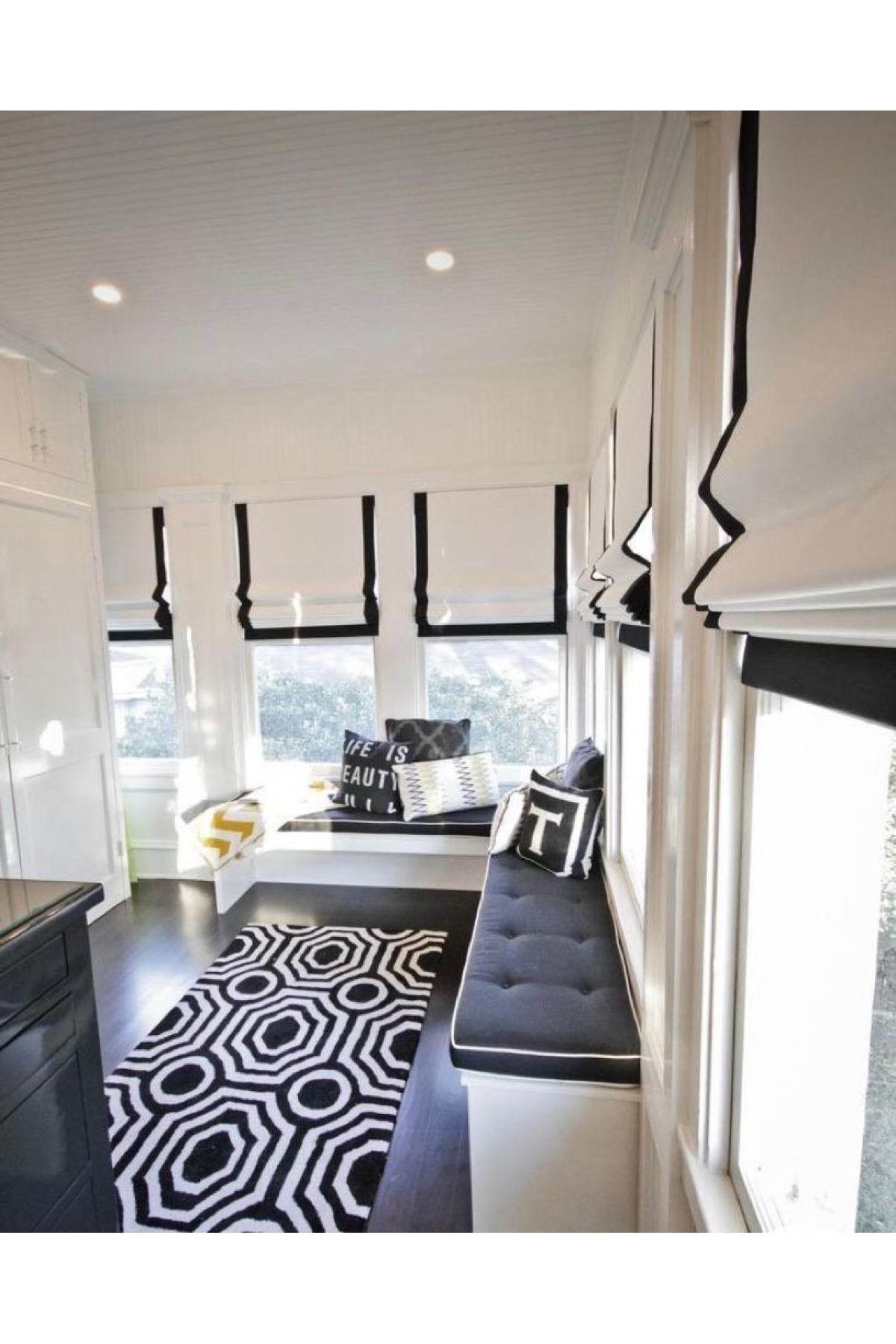 Katlamalı Perde Beyaz Fon Kumaş Siyah Biyeli