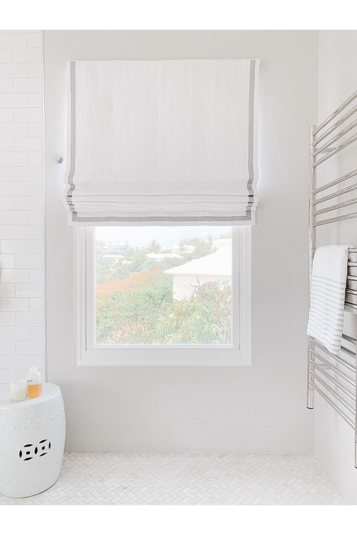 Katlamalı Perde Beyaz Fon Kumaş Açık Gri Biyeli Katlamalı Perde