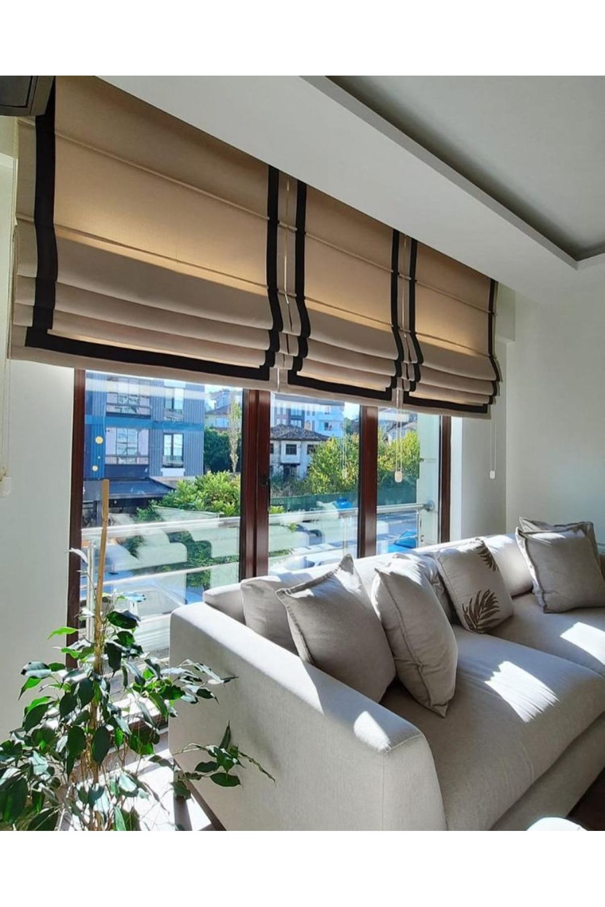 Katlamalı Perde Bej Fon Kumaş Üzerine Siyah Biyeli