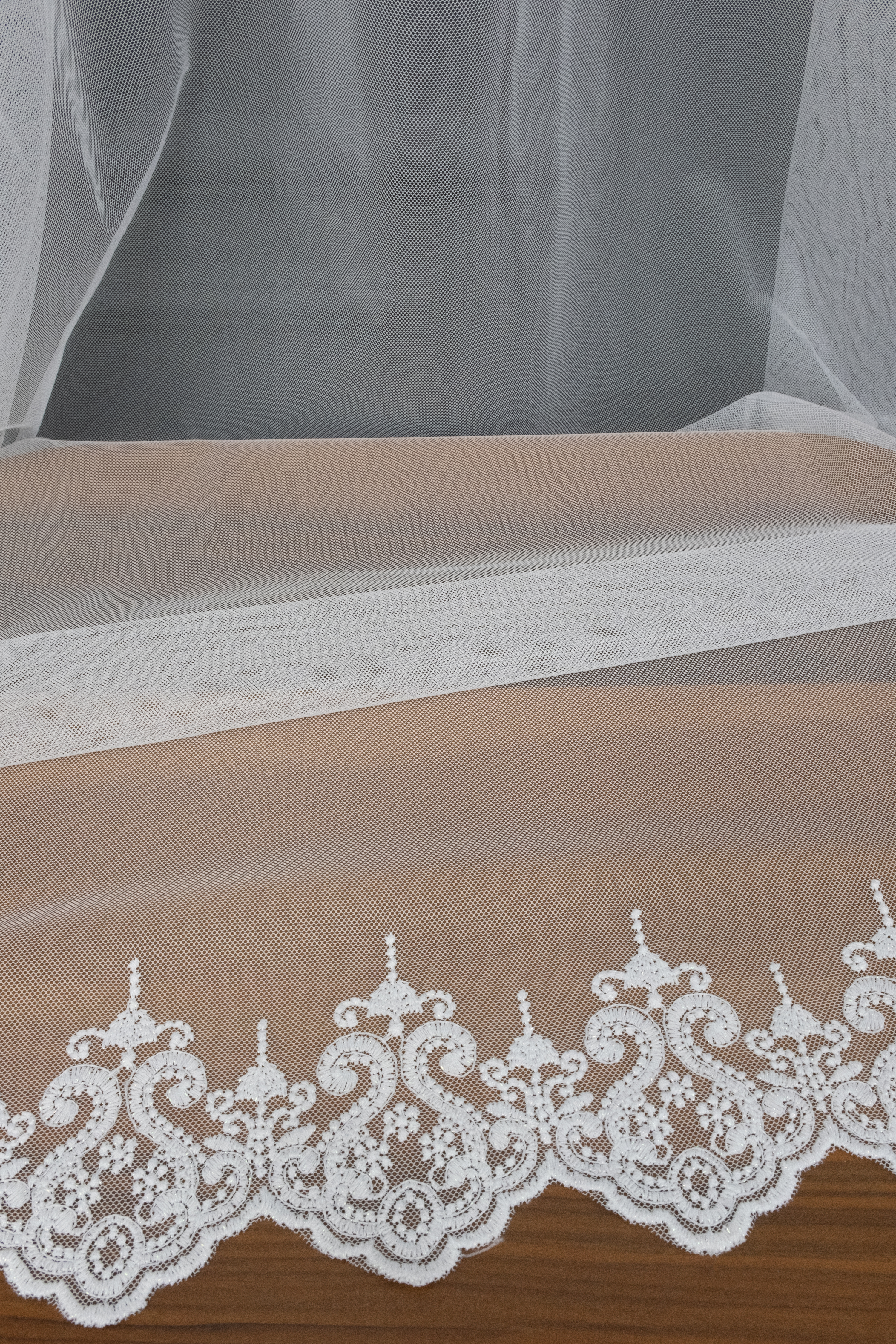 Grek Zemin Üzerine Etek Ucu Kabartma Nakış İşlemeli Tül Perde Ekru